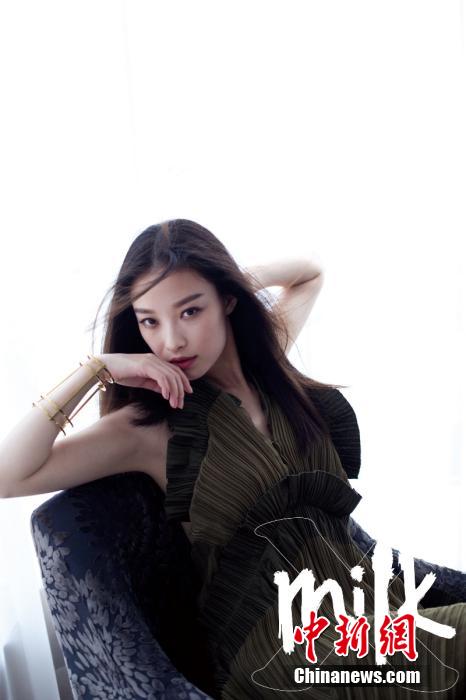 니니 홍콩 패션잡지서 파격 화보, 섹시한 완벽 몸매 (6)