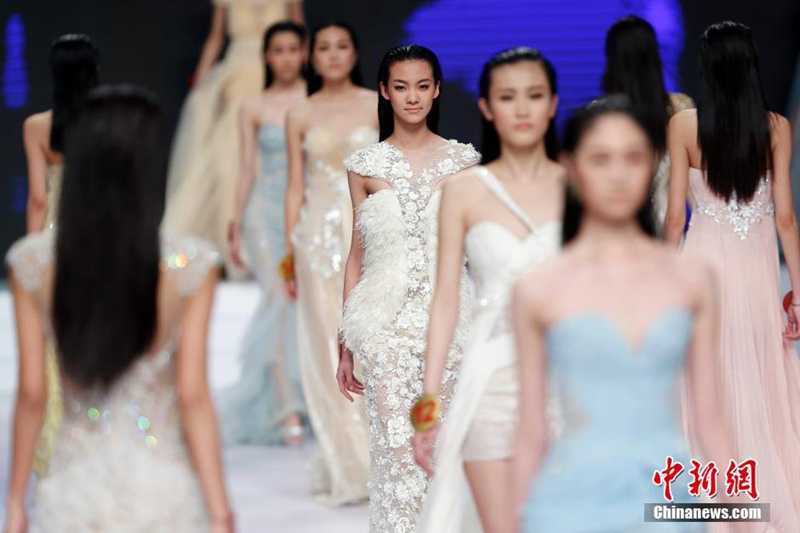 중국 슈퍼모델 대회 결승전, 국제 패션위크서 화려한 개최 (2)