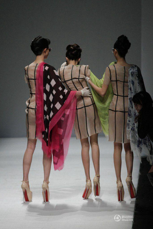 중국 패션위크 모델 ‘꽈당’…화려함 뒤 감춰진 ‘위험’ (4)