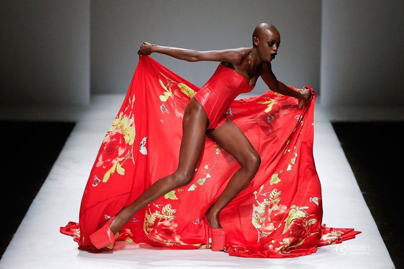 중국 패션위크 모델 ‘꽈당’…화려함 뒤 감춰진 ‘위험’