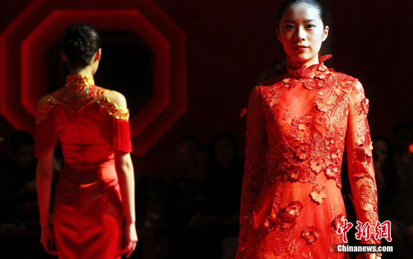닝보서 열린 웨딩 쇼…빨간 전통 드레스 ‘아름다워’