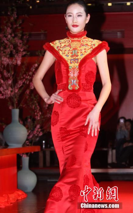 닝보서 열린 웨딩 쇼…빨간 전통 드레스 ‘아름다워’ (2)