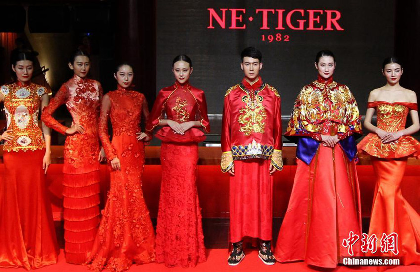 닝보서 열린 웨딩 쇼…빨간 전통 드레스 ‘아름다워’ (5)