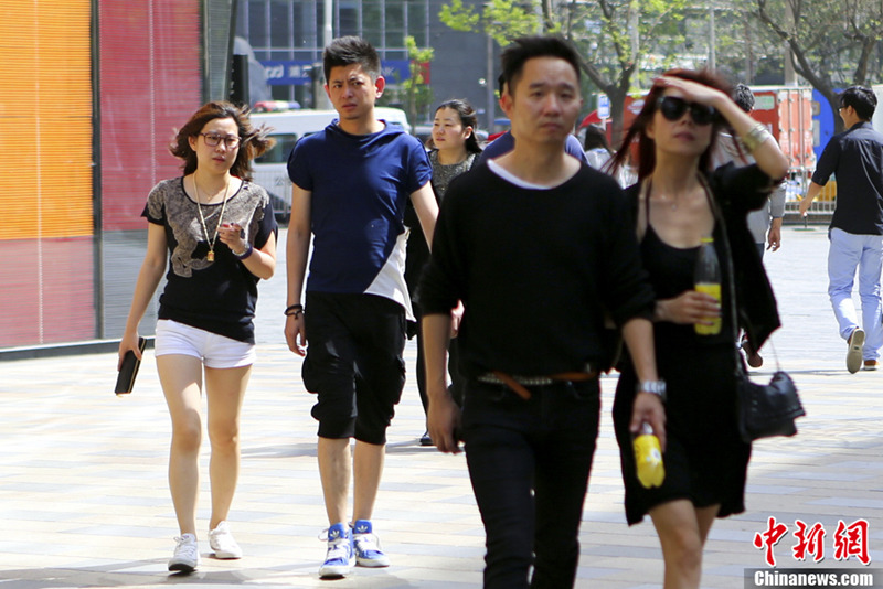 베이징, 봄기온 예년보다 이른 30℃…시원한 옷차림 외출 (10)