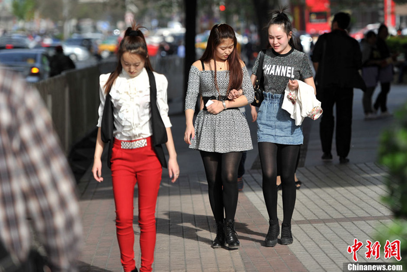 베이징, 봄기온 예년보다 이른 30℃…시원한 옷차림 외출 (9)
