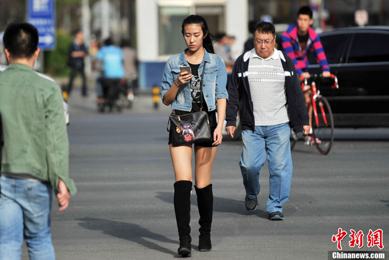 베이징, 봄기온 예년보다 이른 30℃…시원한 옷차림 외출 (8)