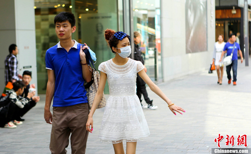 베이징, 봄기온 예년보다 이른 30℃…시원한 옷차림 외출