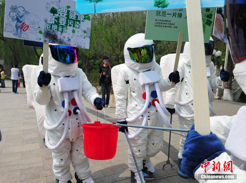 中 스자좡서 ‘우주인’ 환경보호 행위예술쇼 펼쳐져 (2)