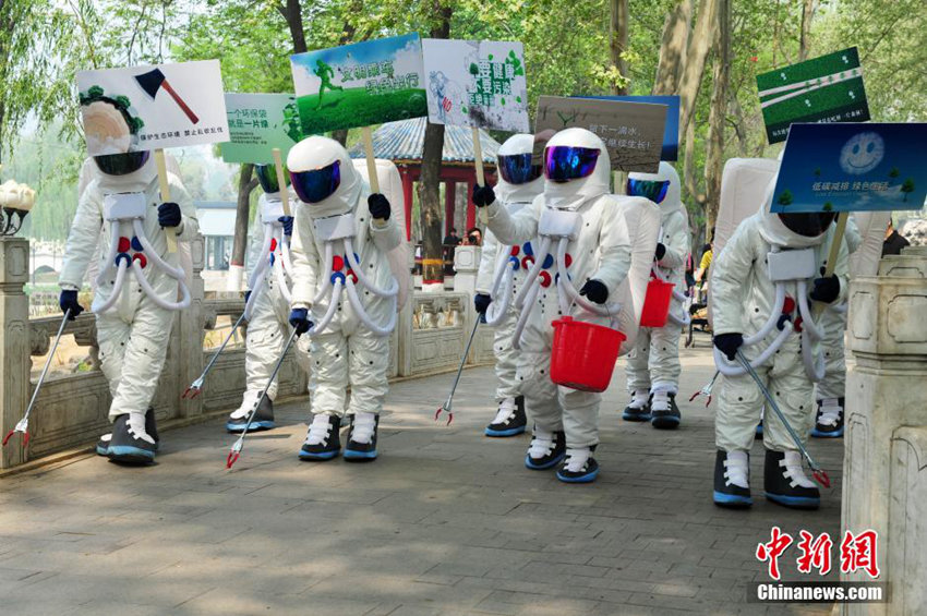 中 스자좡서 ‘우주인’ 환경보호 행위예술쇼 펼쳐져 (4)