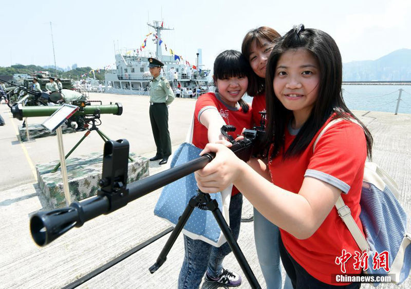 홍콩 대학생, 홍콩 주둔 해군부대 스톤커터섬 기지 참관