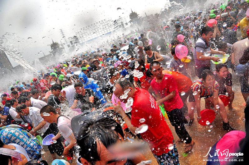 윈난성 주민들, 시솽반나 살수절 축제…물 세례의 기쁨