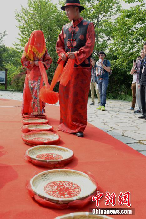 원저우 예비 신랑신부들 ‘호수 위 결혼식’ 체험 (8)