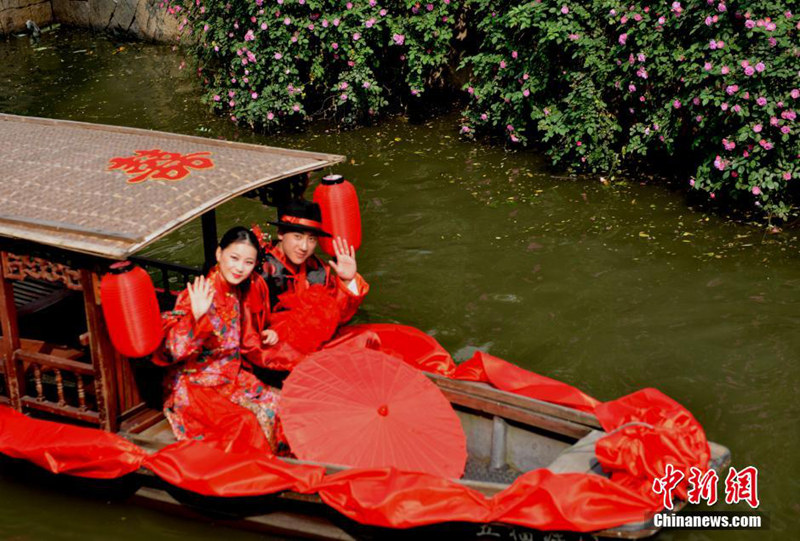 원저우 예비 신랑신부들 ‘호수 위 결혼식’ 체험 (5)