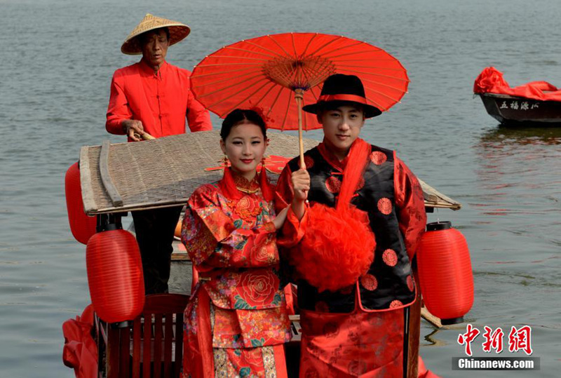 원저우 예비 신랑신부들 ‘호수 위 결혼식’ 체험 (3)