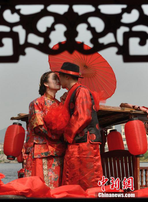 원저우 예비 신랑신부들 ‘호수 위 결혼식’ 체험 (2)