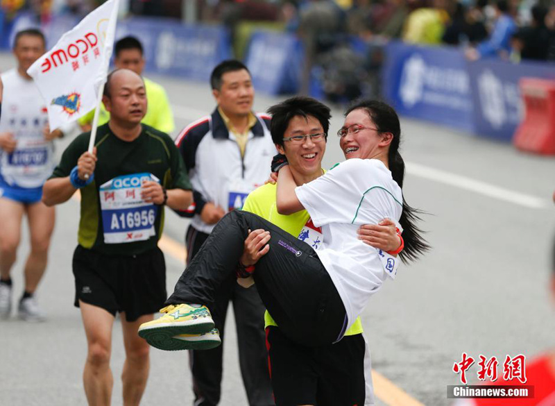 양저우 국제하프마라톤대회 개최, 이색복장 참가자 화제 (6)
