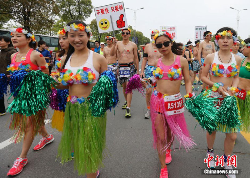 양저우 국제하프마라톤대회 개최, 이색복장 참가자 화제 (4)