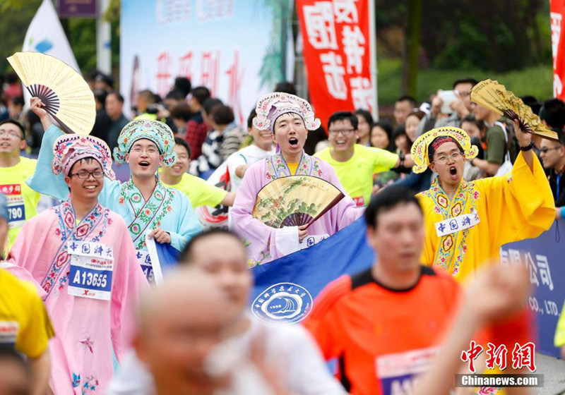 양저우 국제하프마라톤대회 개최, 이색복장 참가자 화제 (2)