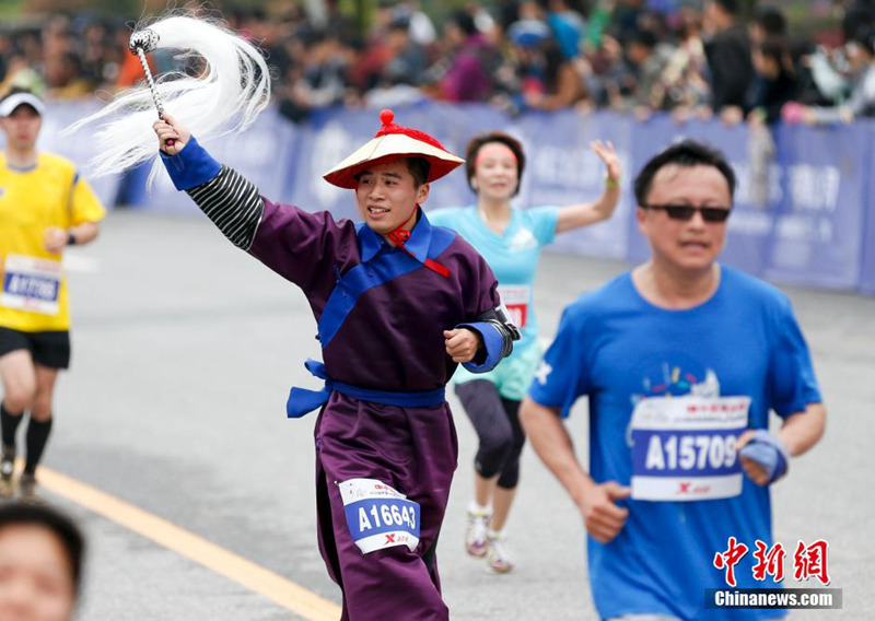 양저우 국제하프마라톤대회 개최, 이색복장 참가자 화제