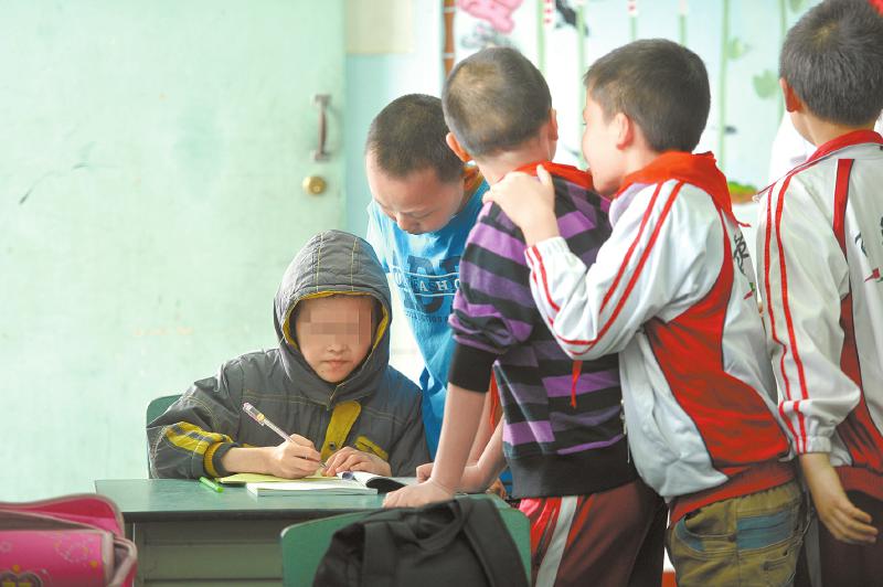 비닐랩 두르고 등교하는 쓰촨의 희귀병 14세 남아 (5)