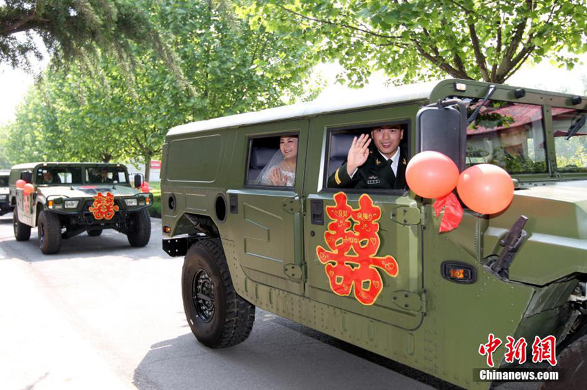 해방군 5쌍 합동 결혼식 올려…군용차가 웨딩카로 변신 (2)