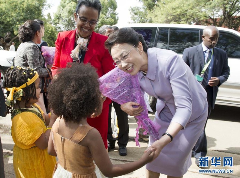 리 총리 부인 청훙 여사, 아디스아바바大에 물품 기증