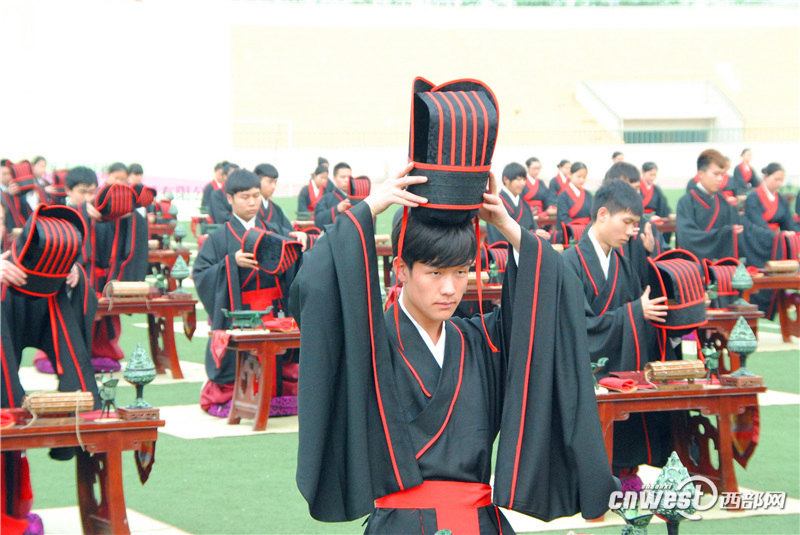 시안 외국어대학교서 성인식 개최, 전통의식 재현 (6)