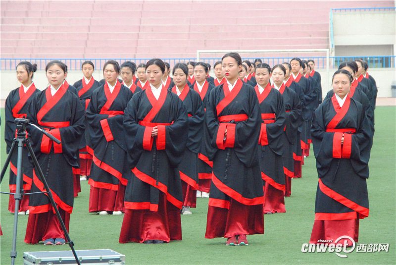 시안 외국어대학교서 성인식 개최, 전통의식 재현 (5)