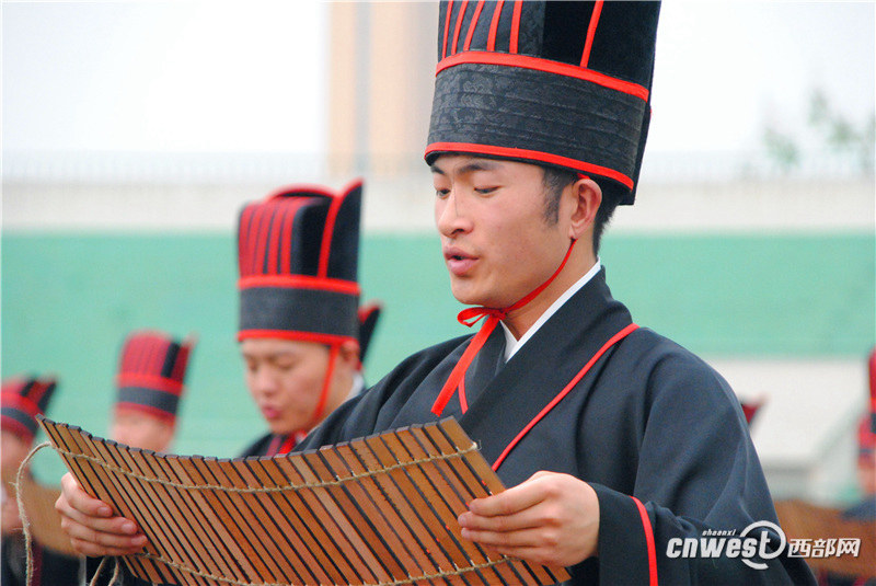 시안 외국어대학교서 성인식 개최, 전통의식 재현 (8)