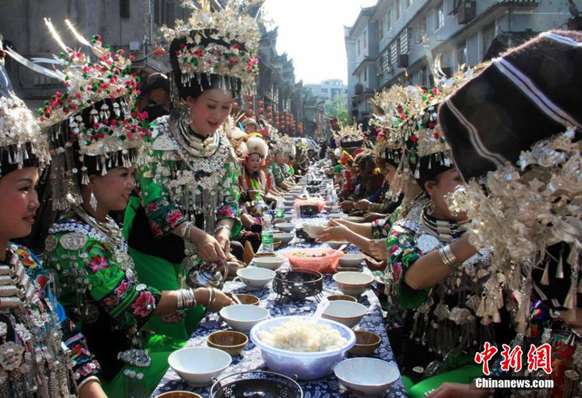 후난 펑황서 묘족 축제 열려…성대한 ‘창룽옌’ 재현