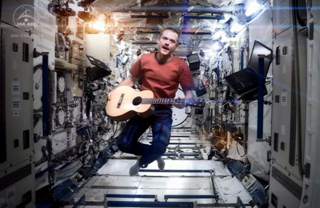캐나다 전직 우주비행사, 우주서 홀로 ‘불후의 명곡’ 공연