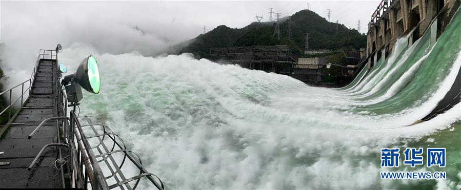 7월 7일 오후 7공 방류를 가동한 신안강 댐 [사진 출처: 인민망]