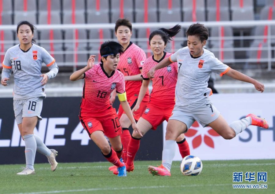 중국팀의 왕상(오른쪽 첫 번째) 선수가 경기 중 힘껏 슛을 날리고 있다. [4월 8일 촬영/사진 출처: 신화망]
