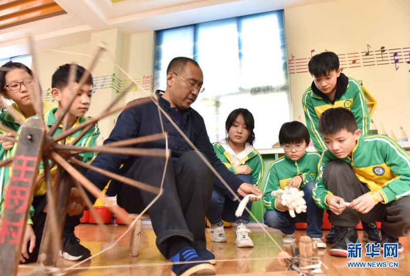 4월 7일, 싱타이 웨이현 무명 방직공예 전승자 가오칭하이(高慶海) 씨가 제4초등학교 학생들에게 무명(土布) 방직 공예기술을 선보이고 있다. [사진 출처: 신화망]