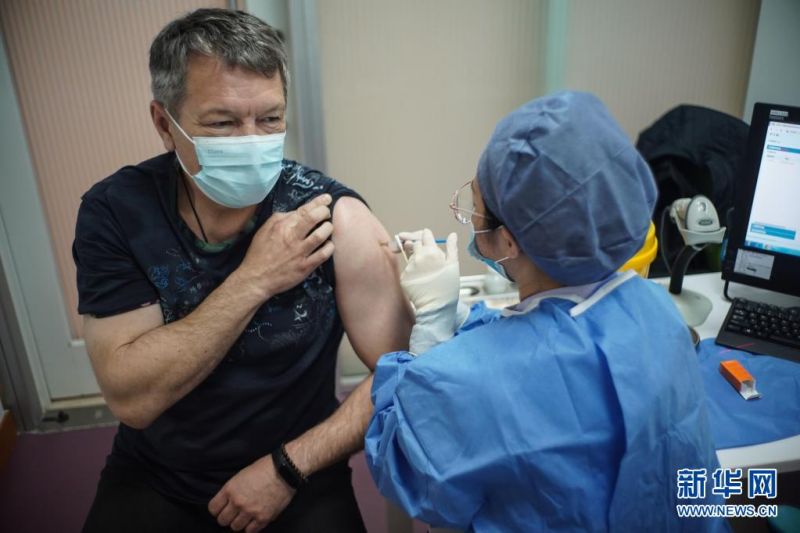 4월 15일, 베이징 경제개발구에 있는 한 코로나19 백신 접종소에서 의료진이 외국인에게 백신을 접종하고 있다. [사진 출처: 신화망]