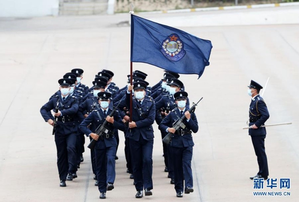 홍콩 경찰대학 ‘오픈하우스’에서 의장대가 최초로 중국 군인식 걸음걸이를 선보이고 있다. [4월 15일 촬영/사진 출처: 신화망]