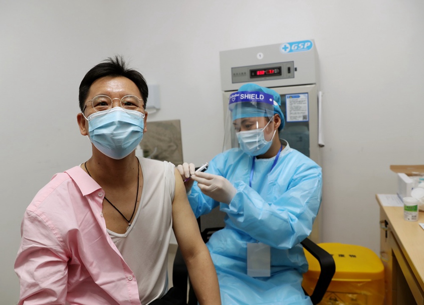 4월 19일, 전국 타이완동포 투자기업협회 리정훙(李政宏) 회장이 이날 0시 온라인 예약에 성공하며 오전에 지역사회 보건소에서 백신을 접종하고 있다. [사진 출처: 신화사]