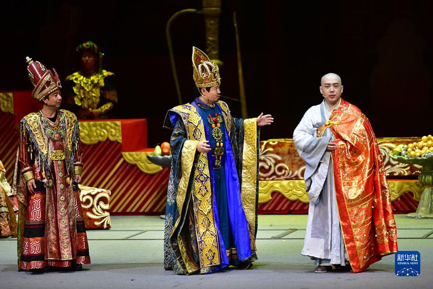 둔황대극장에서 배우들이 대형 민족음악극 ‘현장서행’을 공연하고 있다. [사진 출처: 신화사]