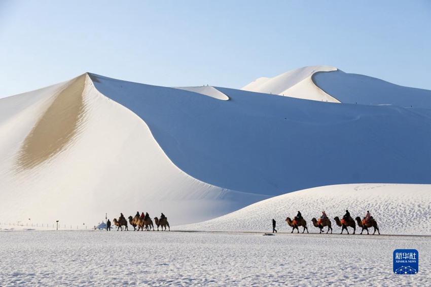 [포토] 간쑤 둔황, 눈 내린 사막의 그림 같은 풍경