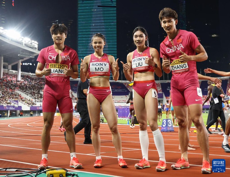 량바오탕, 모자뎨, 류잉란, 장치닝(왼쪽부터) 중국 선수가 혼성 4×400m 경기 후 사진을 찍는다. [5월 11일 촬영/사진 출처: 신화사]