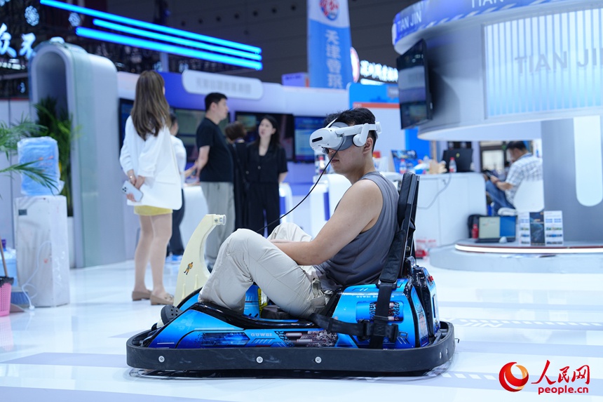 관람객이 VR 카트를 체험하고 있다. 