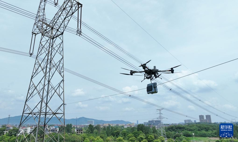 주지시 500kV 송전선로 현장에서 다장 드론에 탑재된 접지선 단선 전기 수리 로봇이 선로 수리를 진행 중이다. [5월 22일 촬영/사진 출처: 신화사]