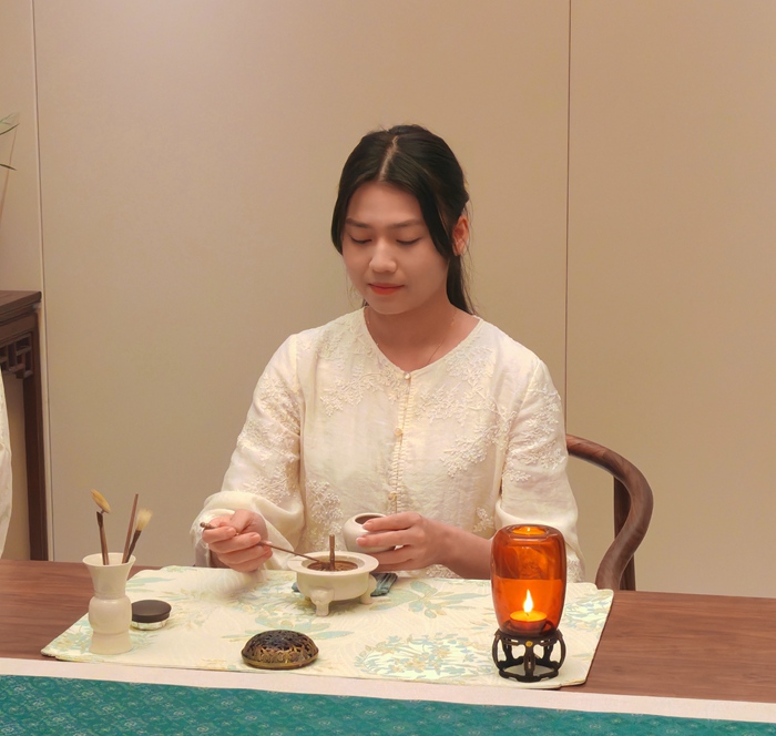 둥관 라오부(寮步)진에 위치한 중국 침향 문화박물관에서 향도사가 향도 공연을 하고 있다.