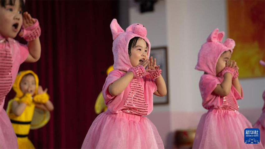 베이징대학교 의학부 유치원에서 아이들이 공연을 펼친다. [5월 30일 촬영/사진 출처: 신화사]