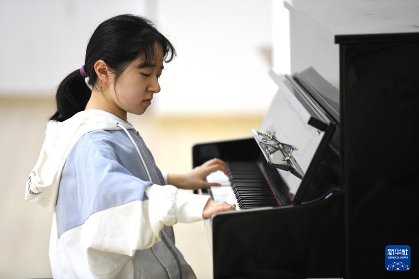 학교 음악실에서 왕쯔원이 피아노를 친다. [5월 25일 촬영/사진 출처: 신화사]