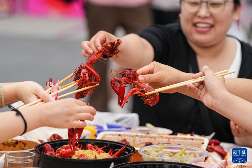 행사장에서 방문객들이 샤오룽샤를 맛보고 있다. [6월 12일 촬영/사진 출처: 신화사]