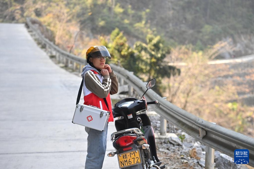 마을 의사 멍푸쑹은 마을을 돌아다니며 주민들의 병을 진료한다. [1월 19일 촬영/사진 출처: 신화사]