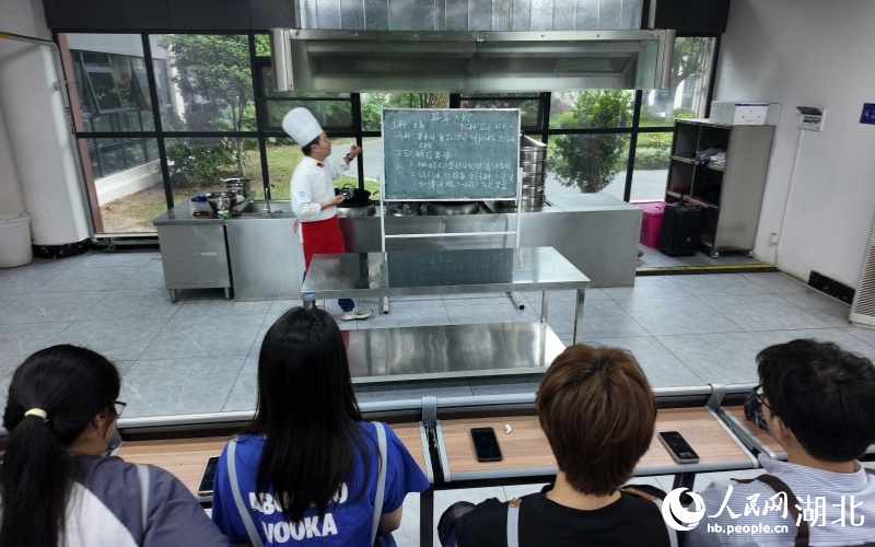 교사가 샤오룽샤 요리 기술을 가르치고 있다.