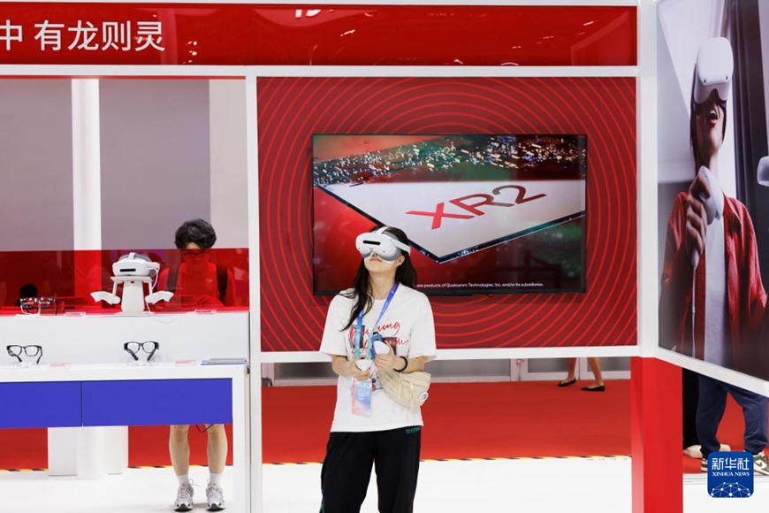 한 관람객이 디지털 과학기술 체인 전시구역에서 가상현실(VR) 게임을 체험하고 있다. [7월 16일 촬영/사진 출처: 신화사]