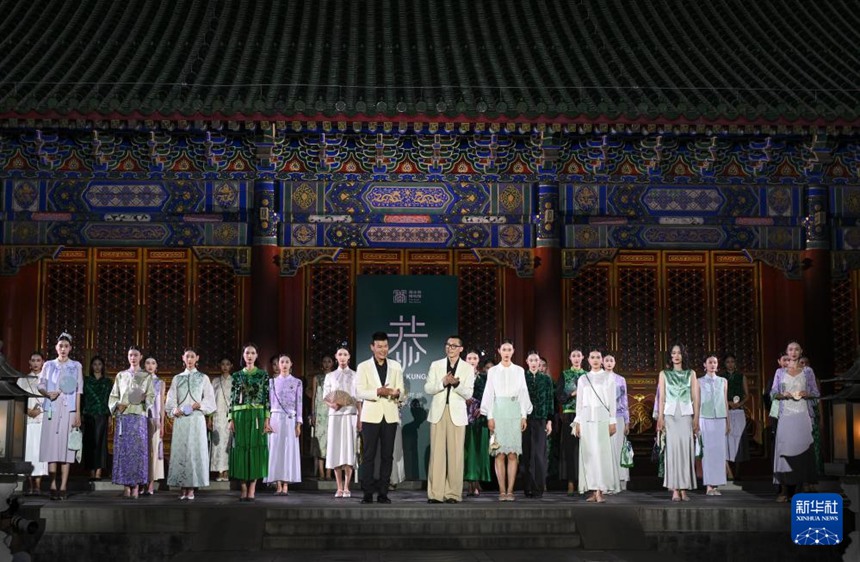 모델과 디자이너들이 무대에 함께 오르고 있다. [7월 14일 촬영/사진 출처: 신화사]